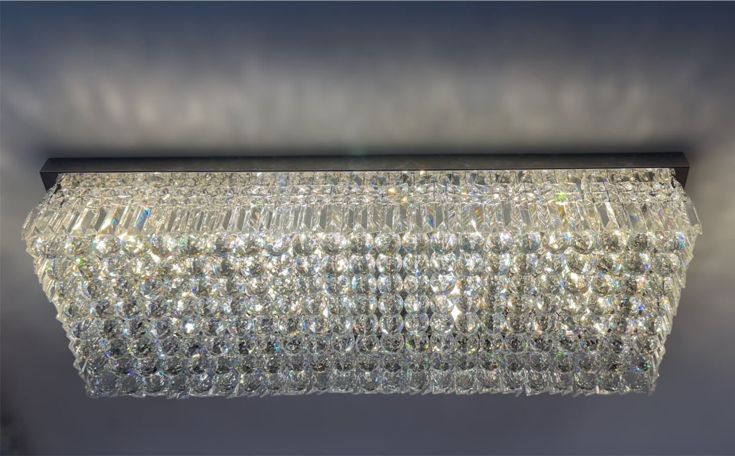 Plafon de cristal retangular Zenith 100x40cm instalado no teto, com design moderno e sofisticado, ideal para sala de jantar, quartos, sala de TV e escritório.